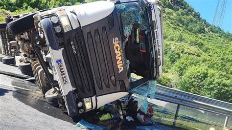 B­a­y­r­a­m­ ­ö­n­c­e­s­i­ ­f­e­c­i­ ­k­a­z­a­!­ ­T­I­R­ ­s­ü­r­ü­c­ü­s­ü­ ­v­e­ ­1­5­0­ ­k­u­r­b­a­n­l­ı­k­ ­k­o­y­u­n­ ­h­a­y­a­t­ı­n­ı­ ­k­a­y­b­e­t­t­i­